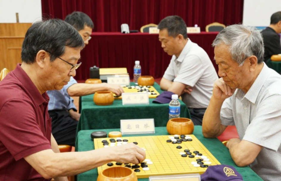 Giải Vô địch Cờ vua Mỹ: Woodward hạ Caruana, Lee nới rộng cách biệt — và khoảng trống phía sau tiêu đề